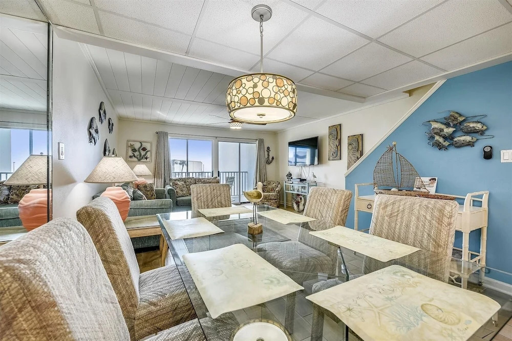 Sugar Beach A6-Lovely 4 bedroom 3 bath Condo. Sleeps 11. Free Beach Chairs 2021! 4 Condo by RedAwning
