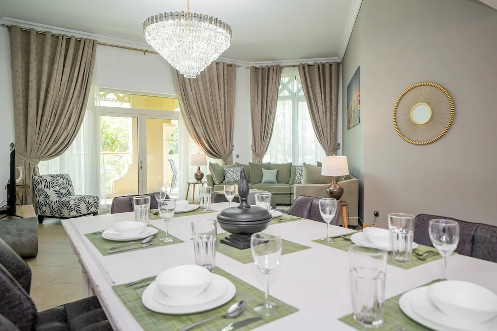 Luton Vacation Homes - Shoreline Apartment, Beach Access