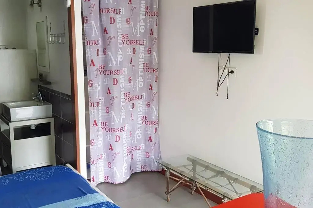 Studio avec jardin, lit king size, plage et commerces à pied