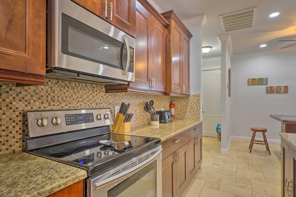 Private Pool & Grill: Canalfront Cape Coral Home