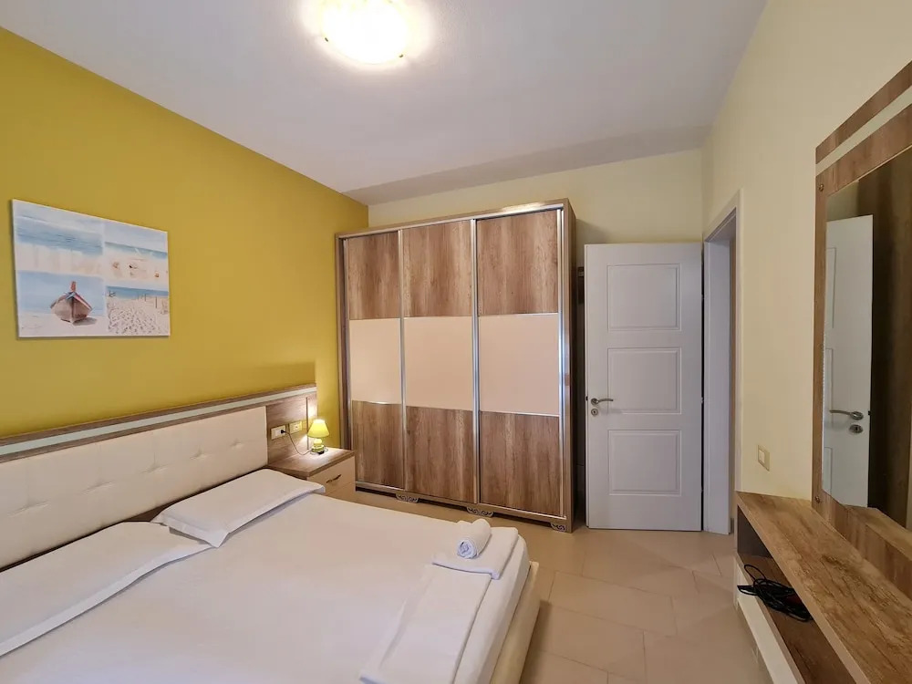 2-bedroom, Sleeps 4, Free Parking