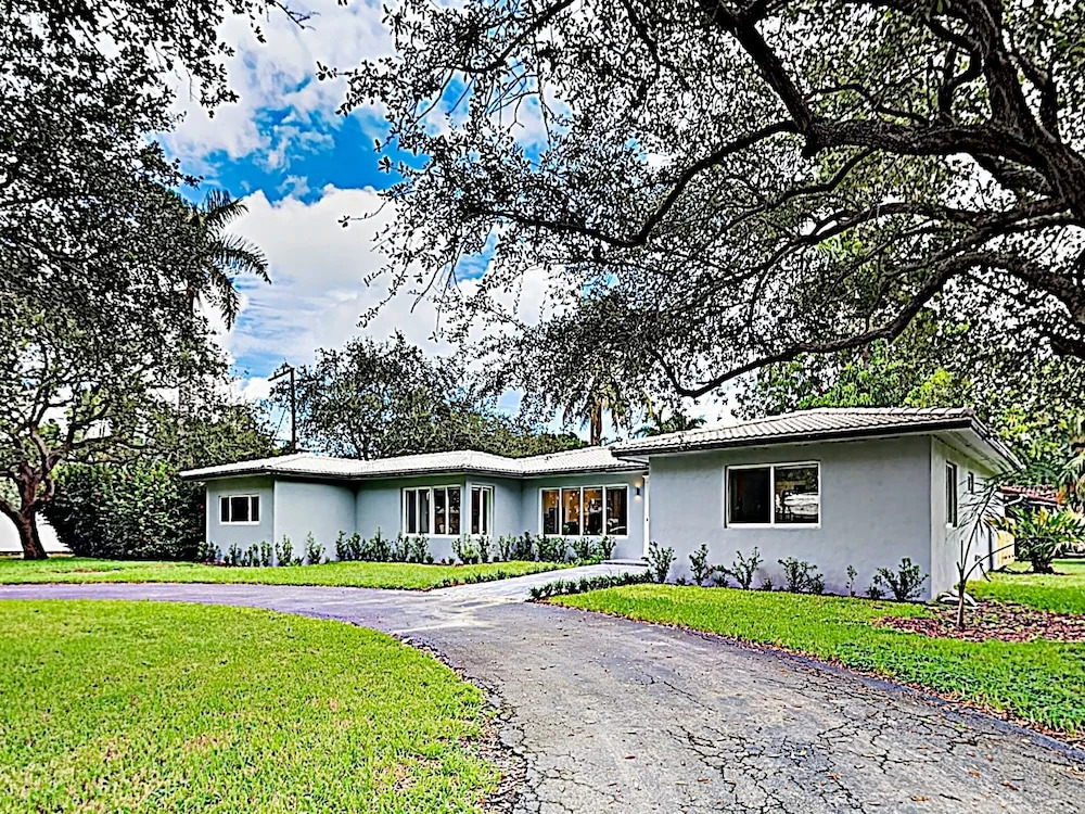 New Listing! Ultra-modern Luxury W/ Hot Tub 4 Bedroom Home