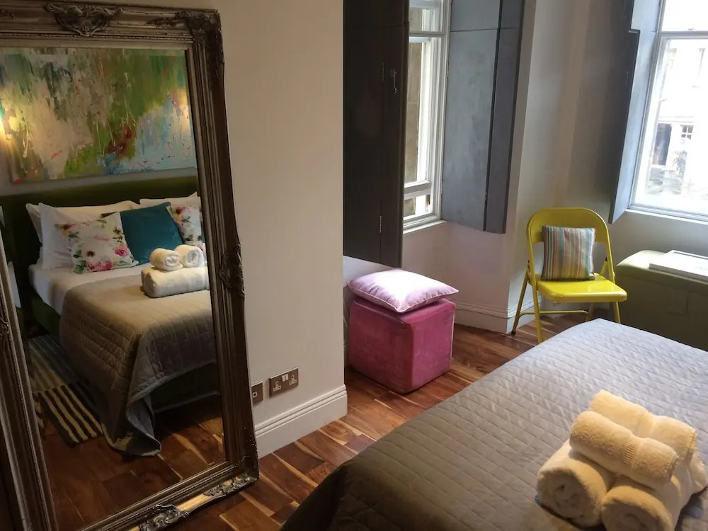 JOIVY Location, Location! North Bank Street Luxury Apt