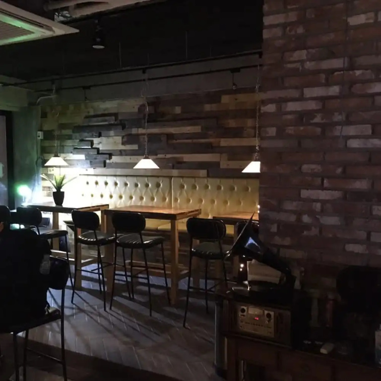 Check and out Guesthouse & Pub