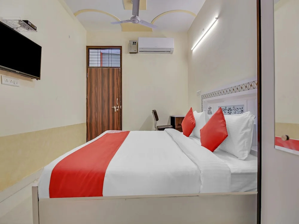 OYO Flagship 39564 Shiv Hotel