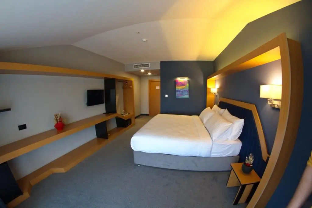 Roof 264 Hotel & Suites