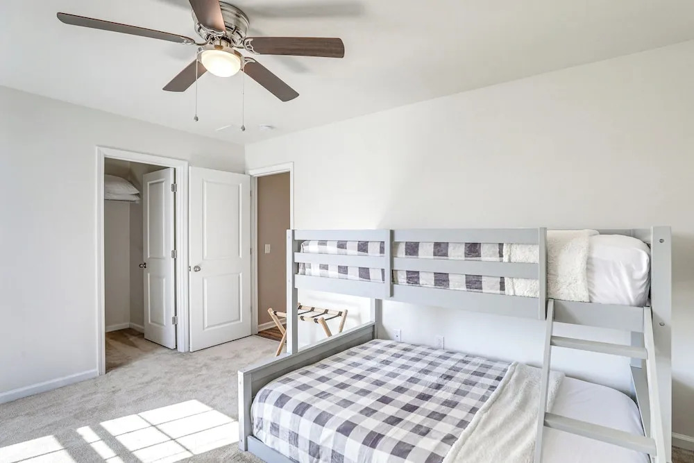 Pet-friendly Ladson Home: 23 Mi to Charleston!