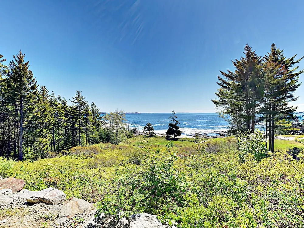 Oceanfront 4br On 10 Acres W/ Decks 4 Bedroom Home