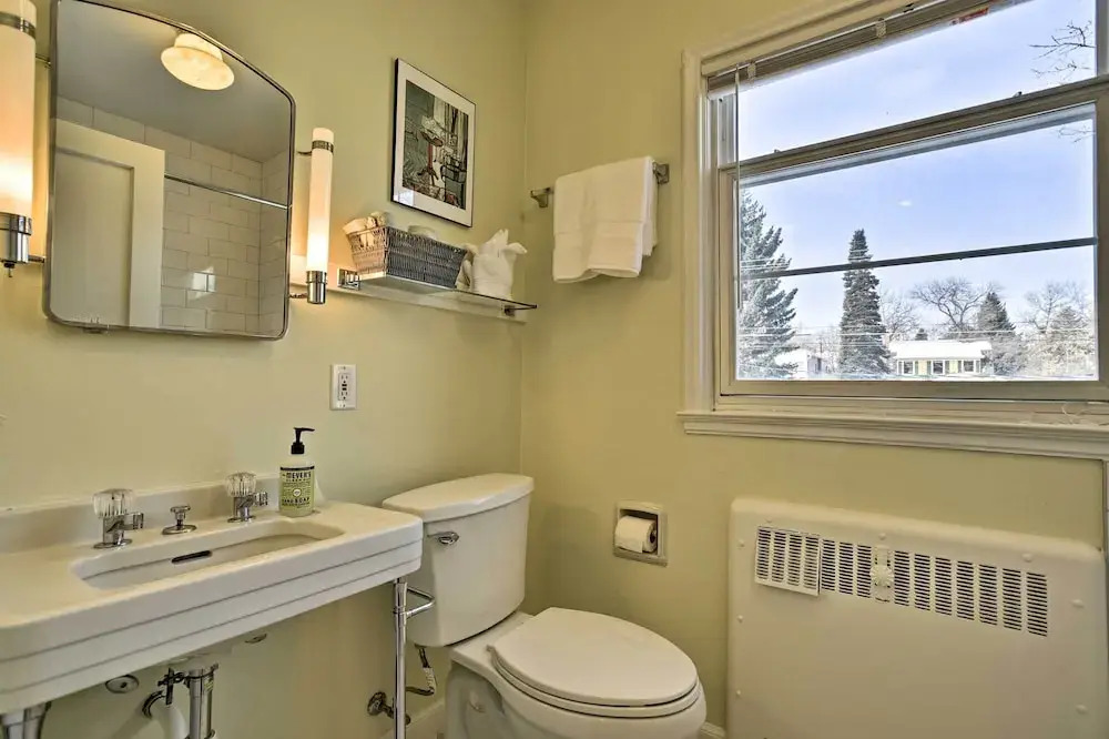 Townhome w/ Fast & New Wifi - Walk to Downtown!