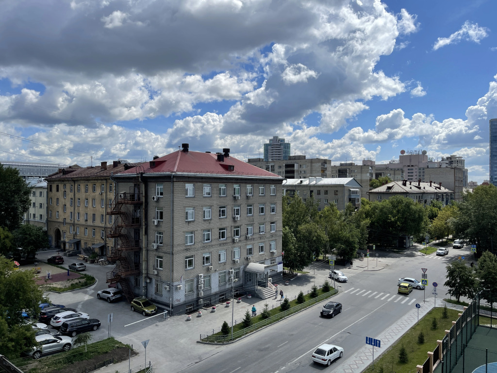Квартира Новая большая студия у ЖД Вокзала в центре с теплой парковкой