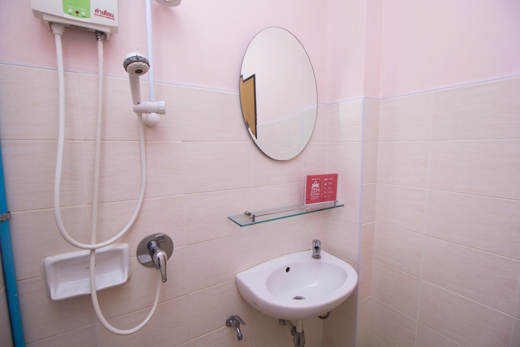 Отель ZEN Rooms Mahachai Khao San