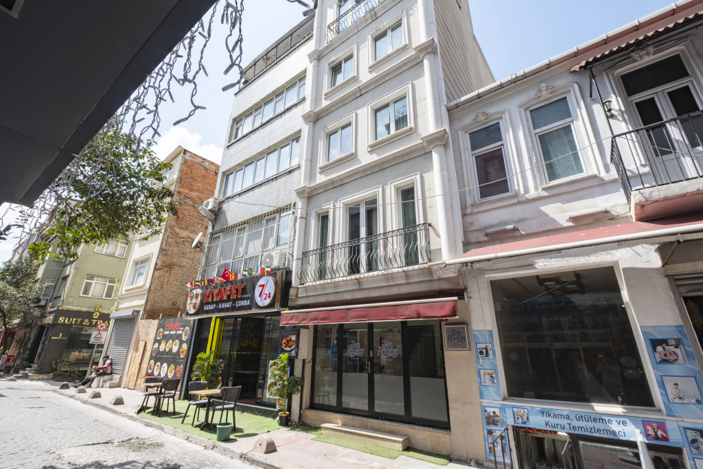 Ten Rooms Istanbul Hotel