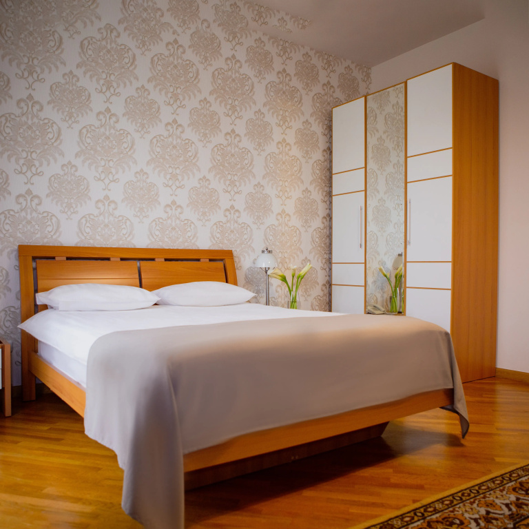 Latar Hotel Complex