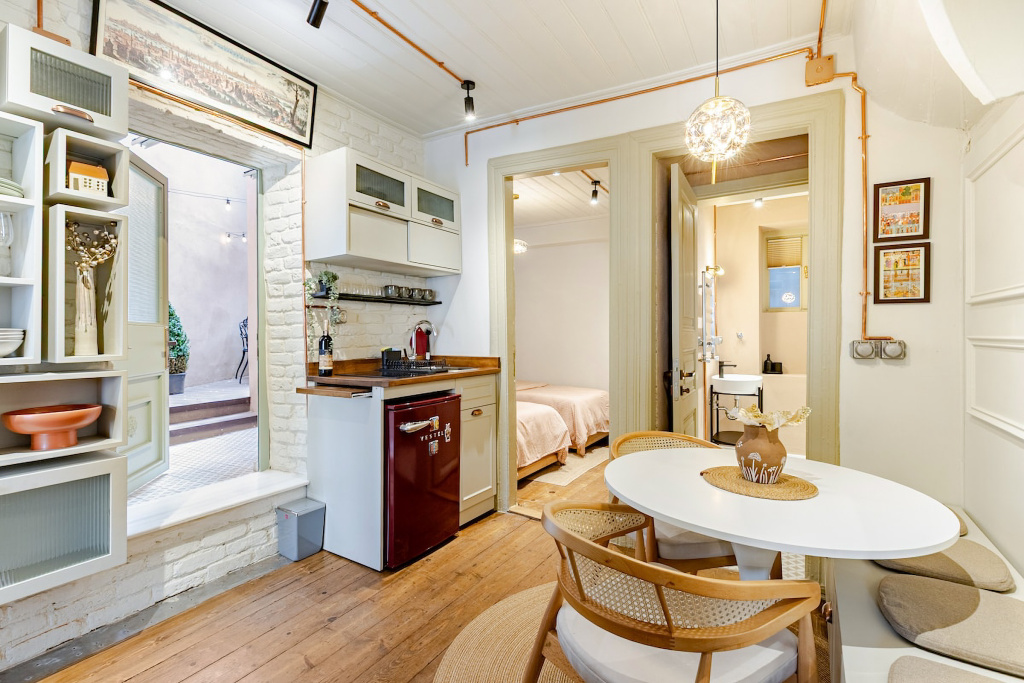 Квартира Two-Bedroom in Historic Mansion Old Town