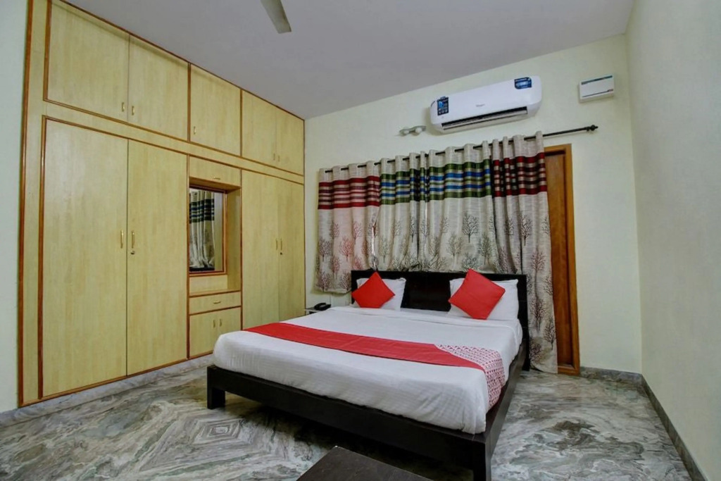Отель Redwood Suites