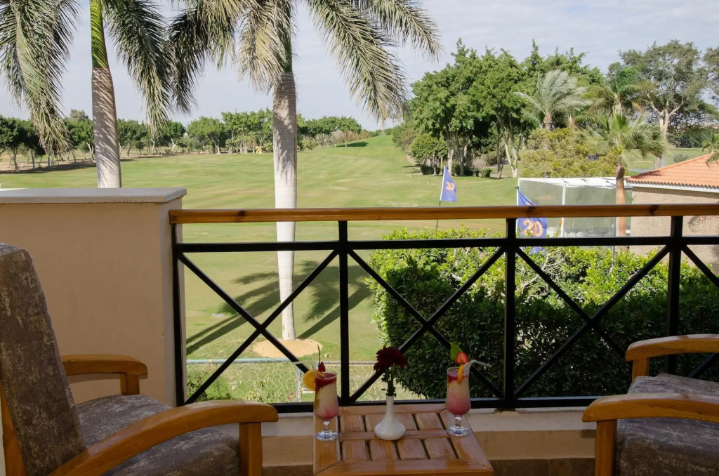 Курортный отель Swiss Inn Pyramids Golf Resort