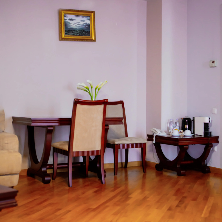 Latar Hotel Complex