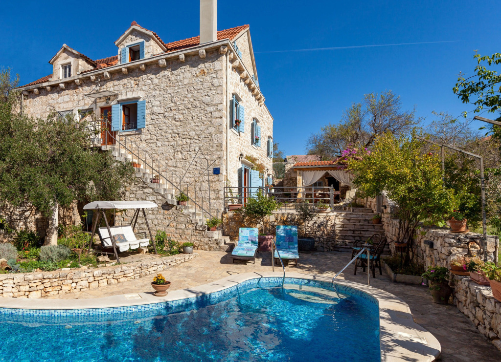 Villa Vicina - Historic Stone Villa with Pool & Sea Views I Milna