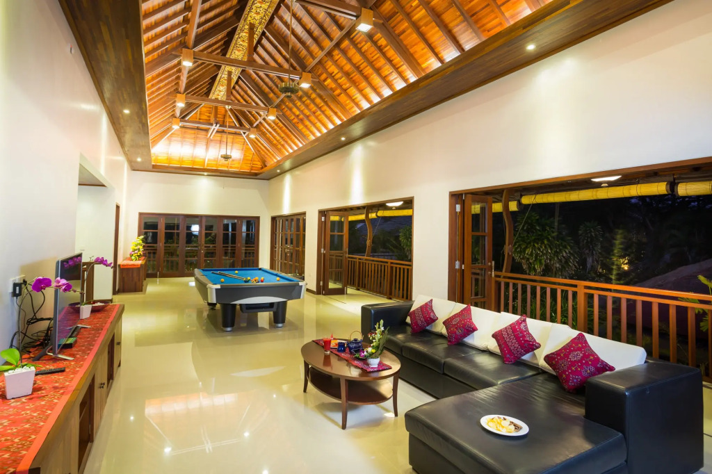 LA-BALI Villa Sanur, Spacious & Large, Private Pool, Pool Table, 5-Minutes walk to the Beach, Free Laundry, Private Cook, Massage, Daily Tour