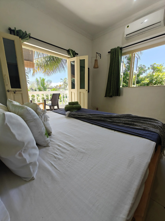 SOLS Backyard Bungalow