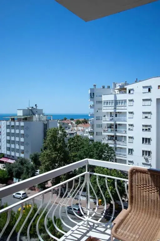 Lara Dinc Hotel