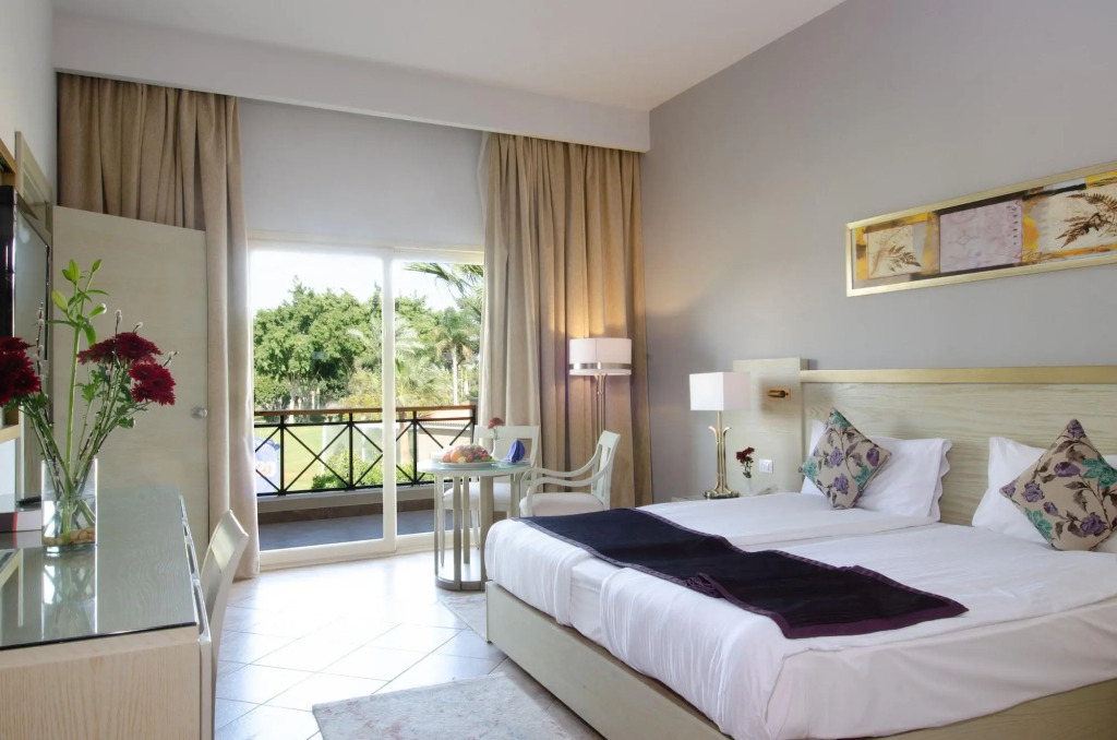 Курортный отель Swiss Inn Pyramids Golf Resort