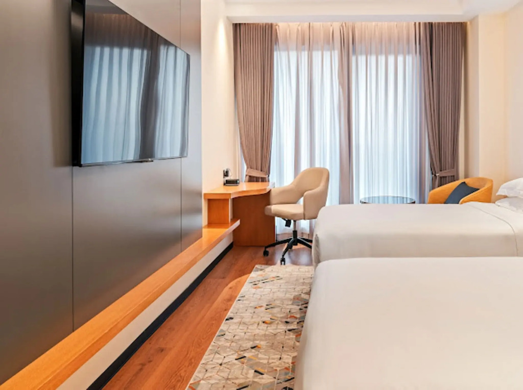 Отель Bamus Sarovar Portico