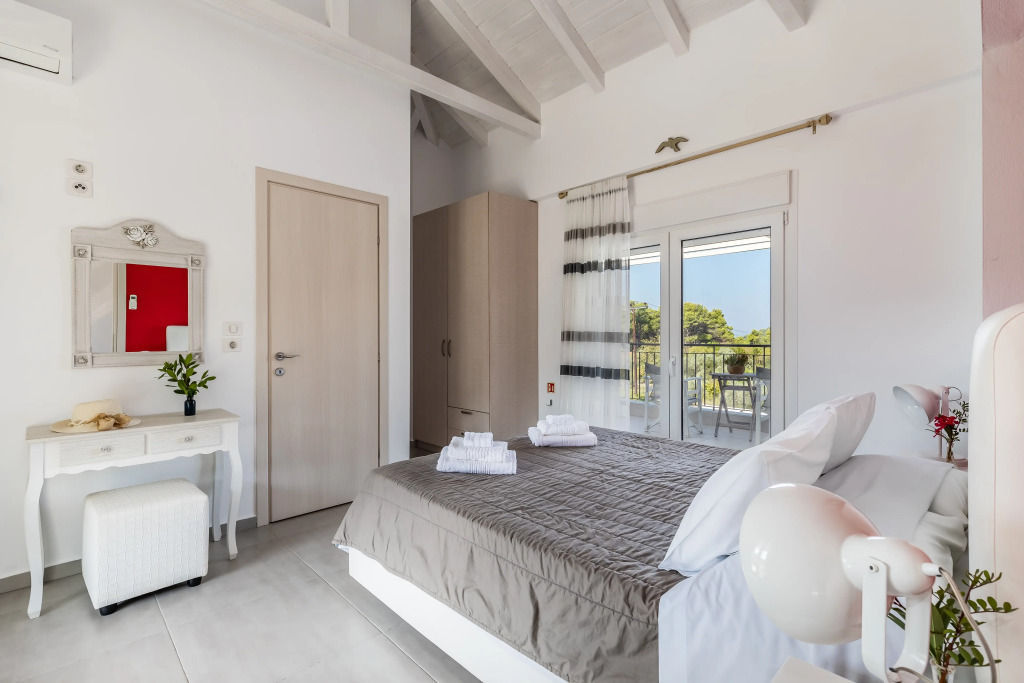 Luxury Villa with Private Pool in Skopelos, Ideal for Families, Villa Aelia by Kardous