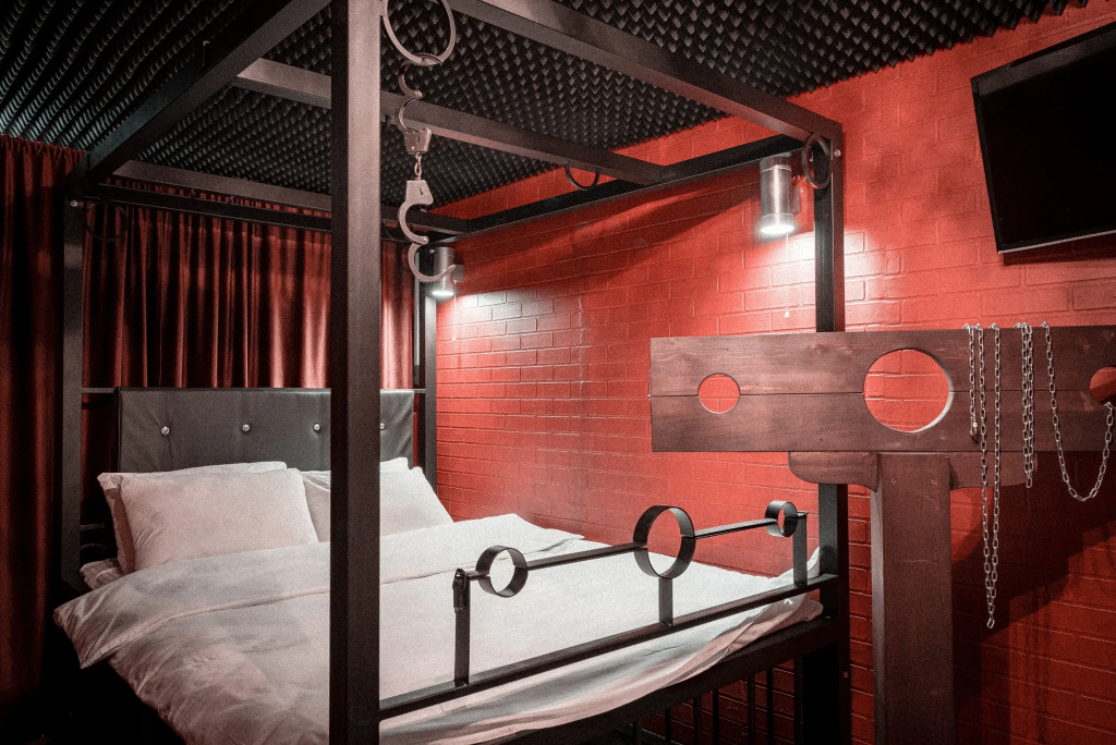 18+ Krasnaya Komnata Dlya Romanticheskikh Svidaniy Flat