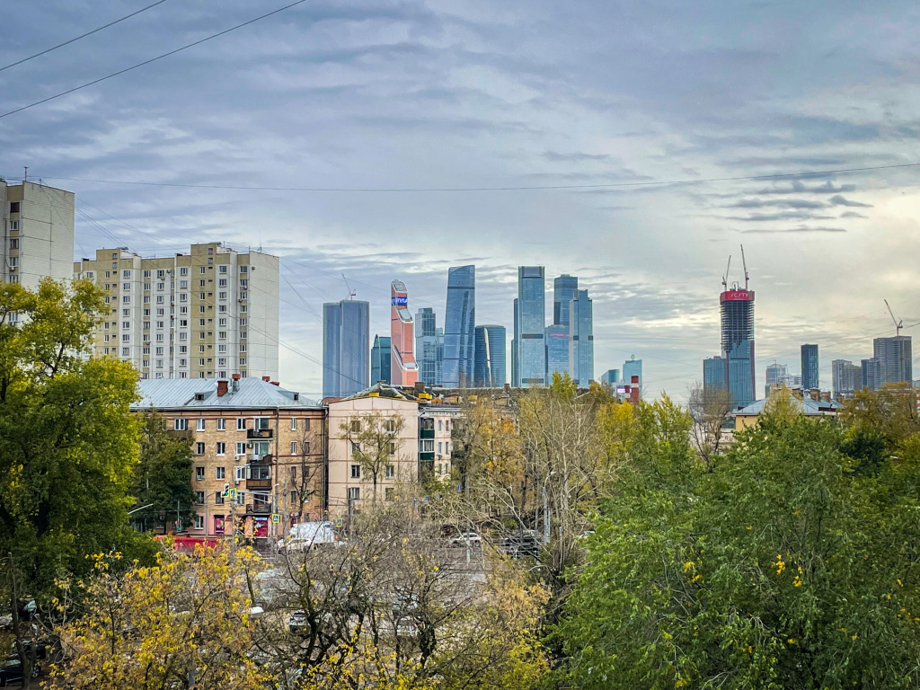 Квартира современно упакованная с кроватью