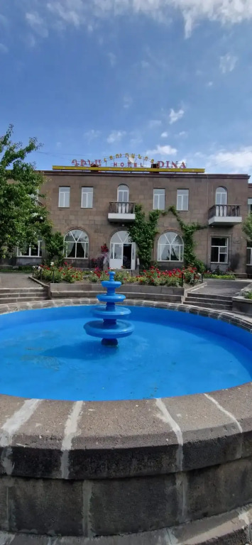Отель Дина