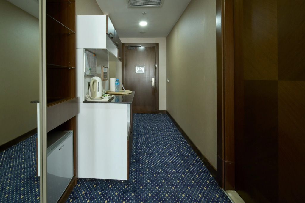 Parkside Hotel & Apartments