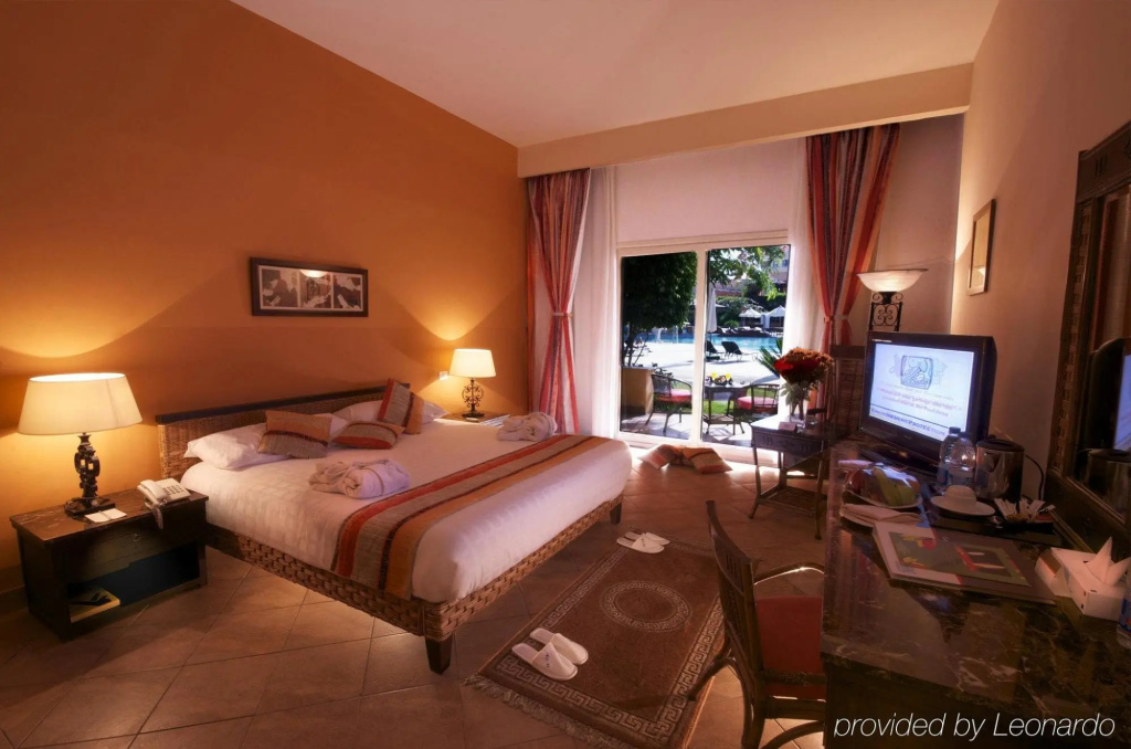 Курортный отель Swiss Inn Pyramids Golf Resort
