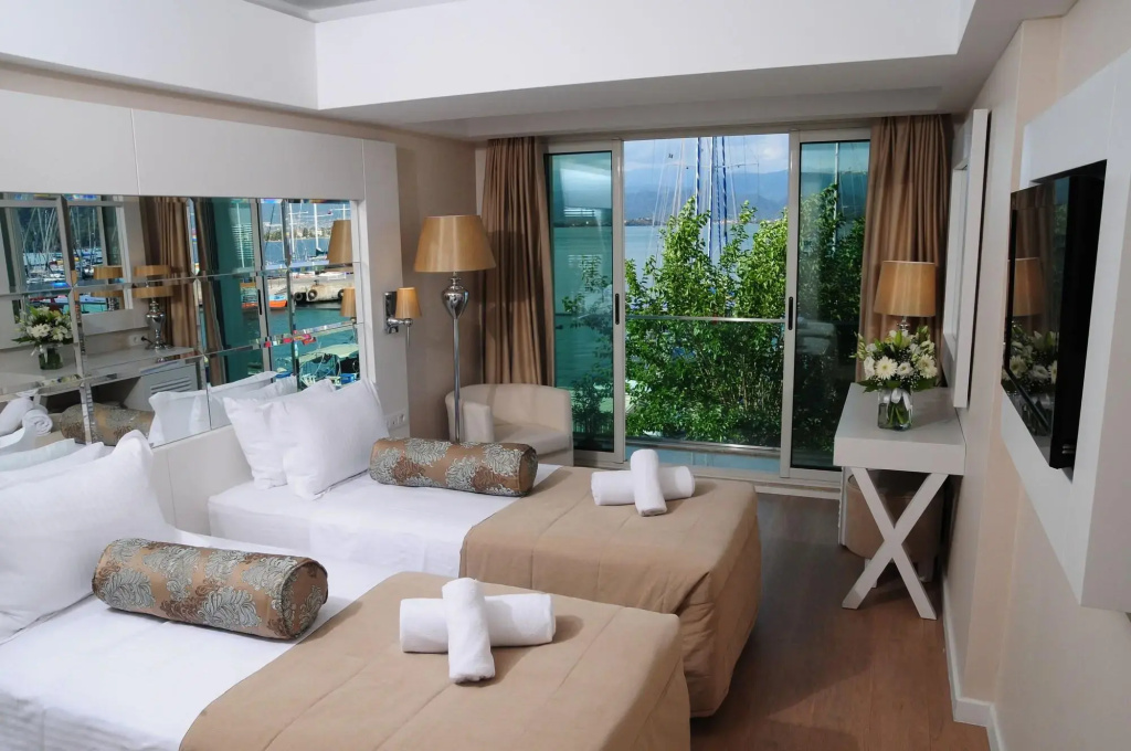 Alesta Yacht Hotel