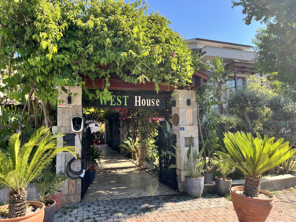 Отель West House Exclusive