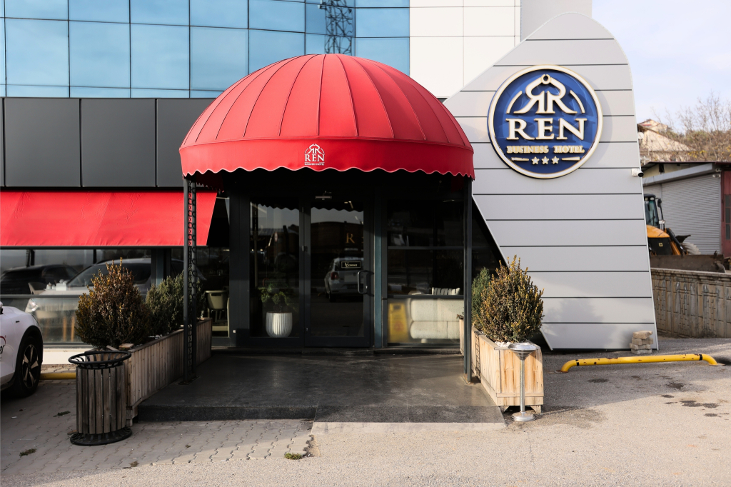 Отель Ren Business