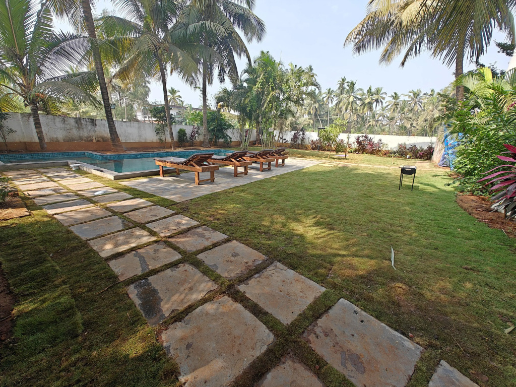 SOLS Backyard Bungalow