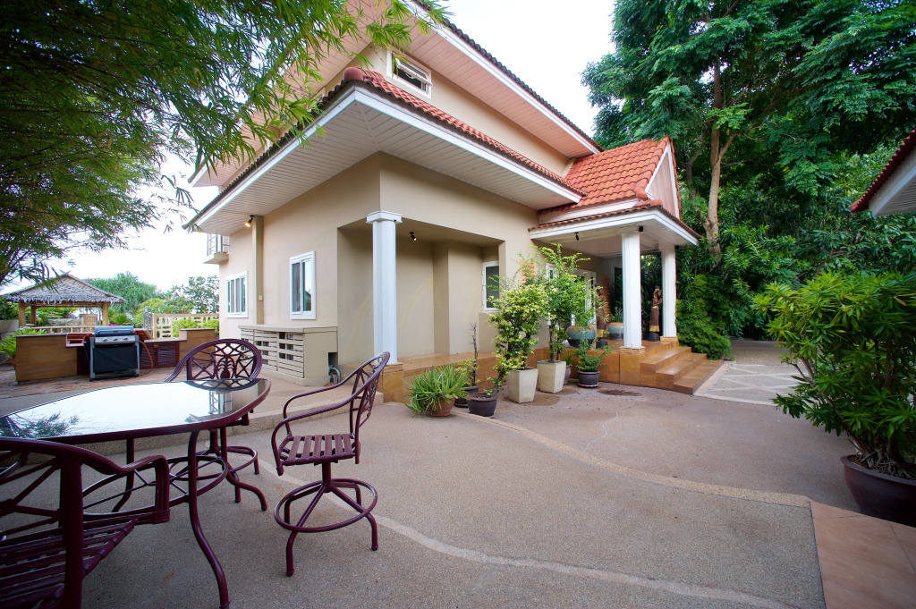 Beachfront Art Villa Samui
