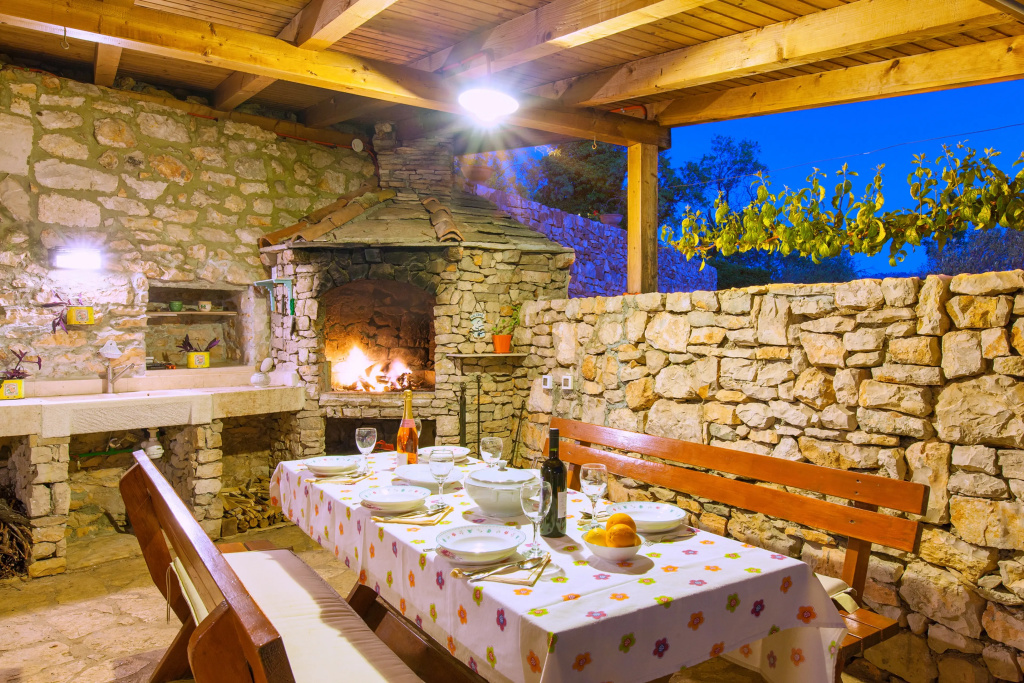 Villa Vicina - Historic Stone Villa with Pool & Sea Views I Milna