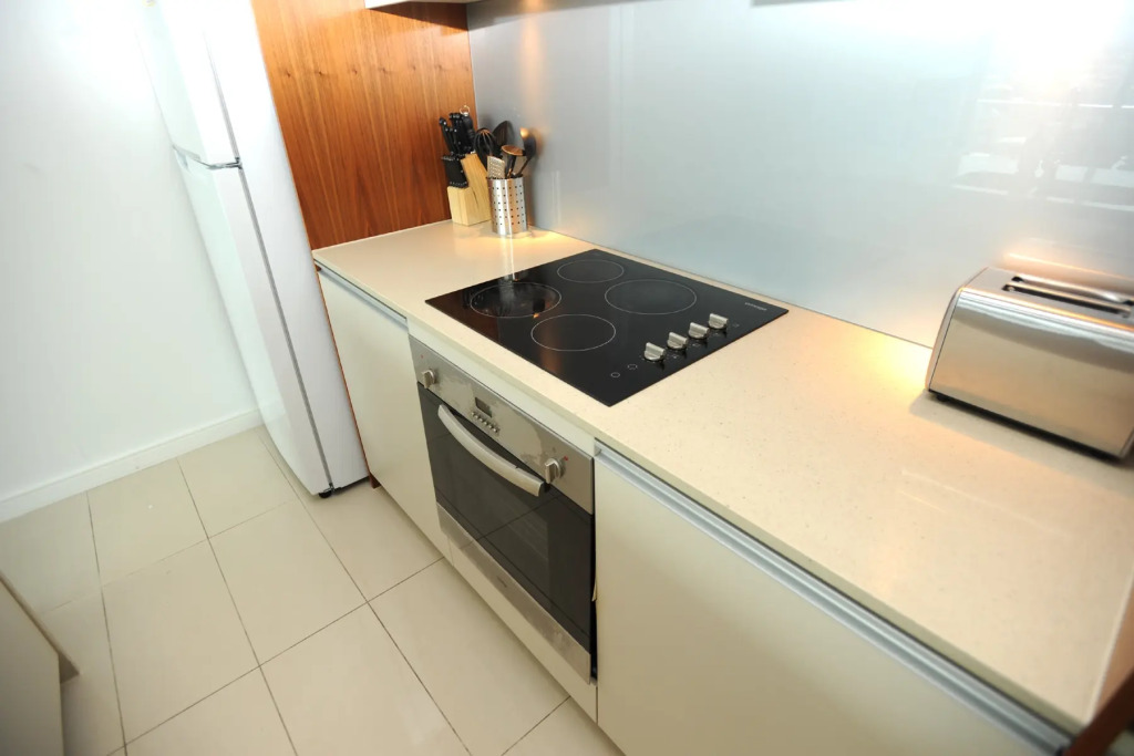 Апартаменты Modern Apartment with Resort Style Living Surfers Paradise