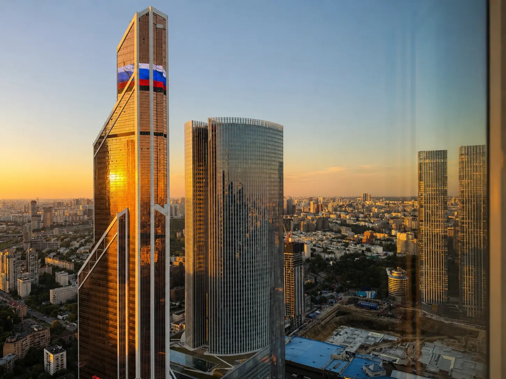 Апартаменты Sky City Moscow Подсветка Алиса Макс Большая гостиная с панорамой