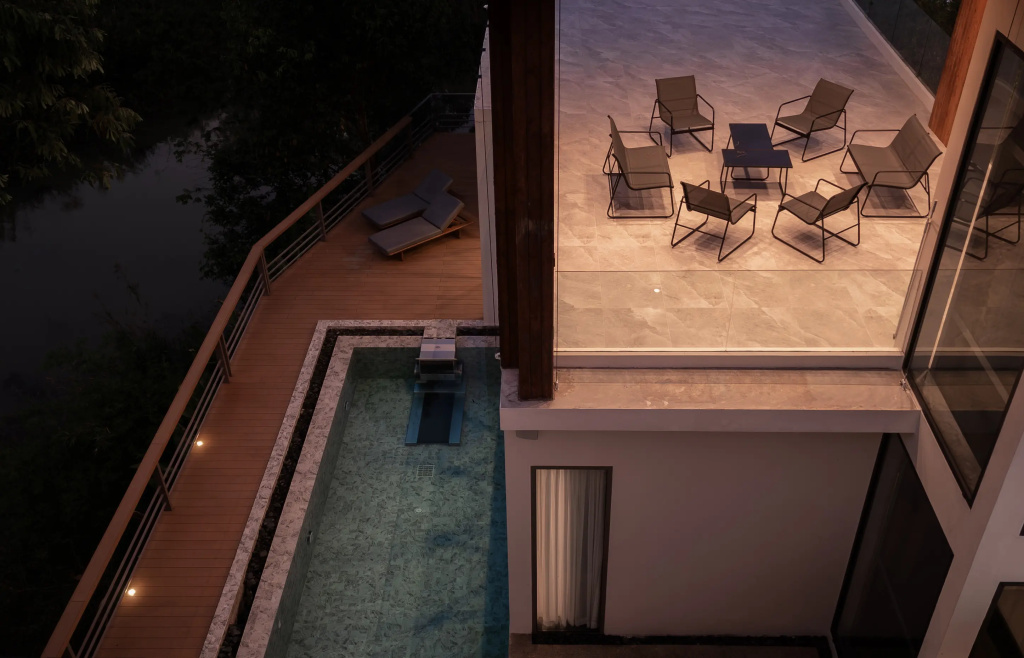 Lakefront 5BR Luxury Villa, Elevator, Pool, Cinema