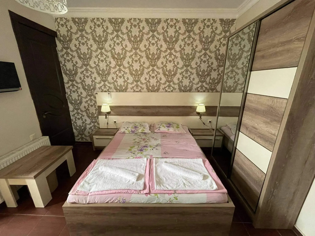 Отель Megobroba