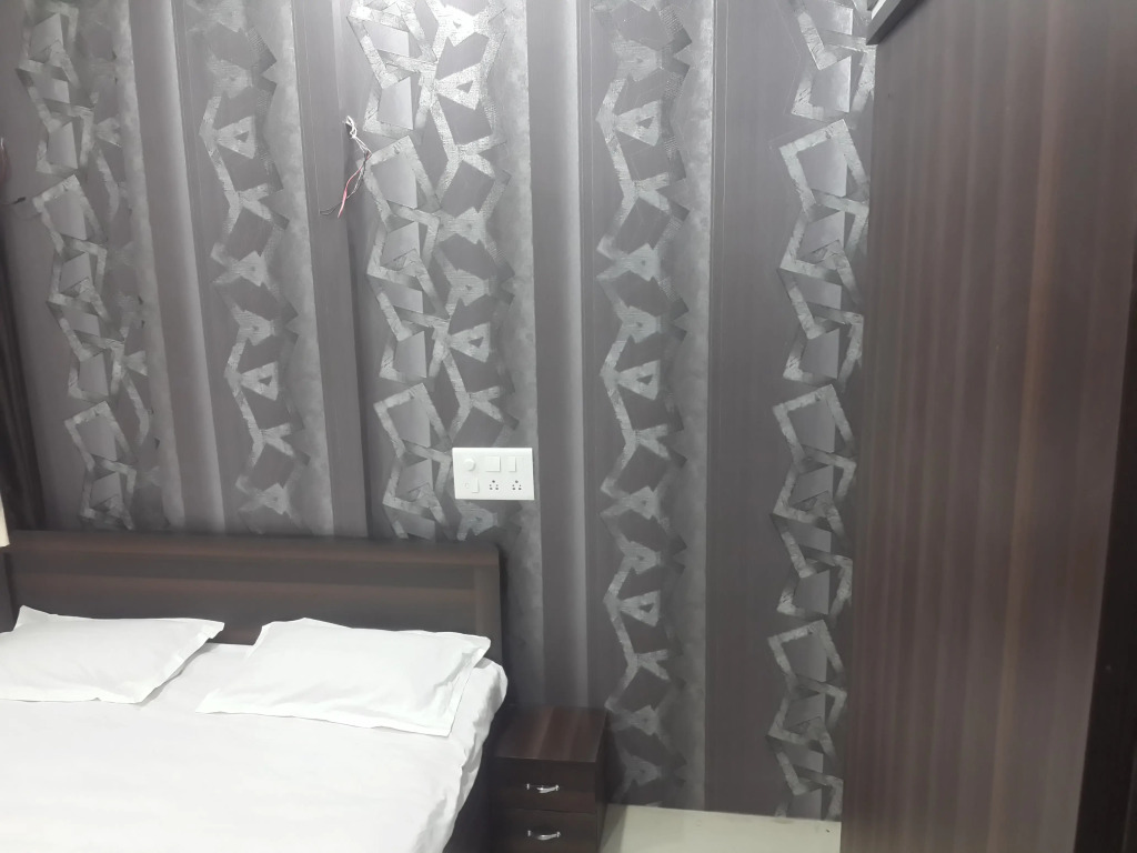 Hotel Holiday Era Opposite Railway Station