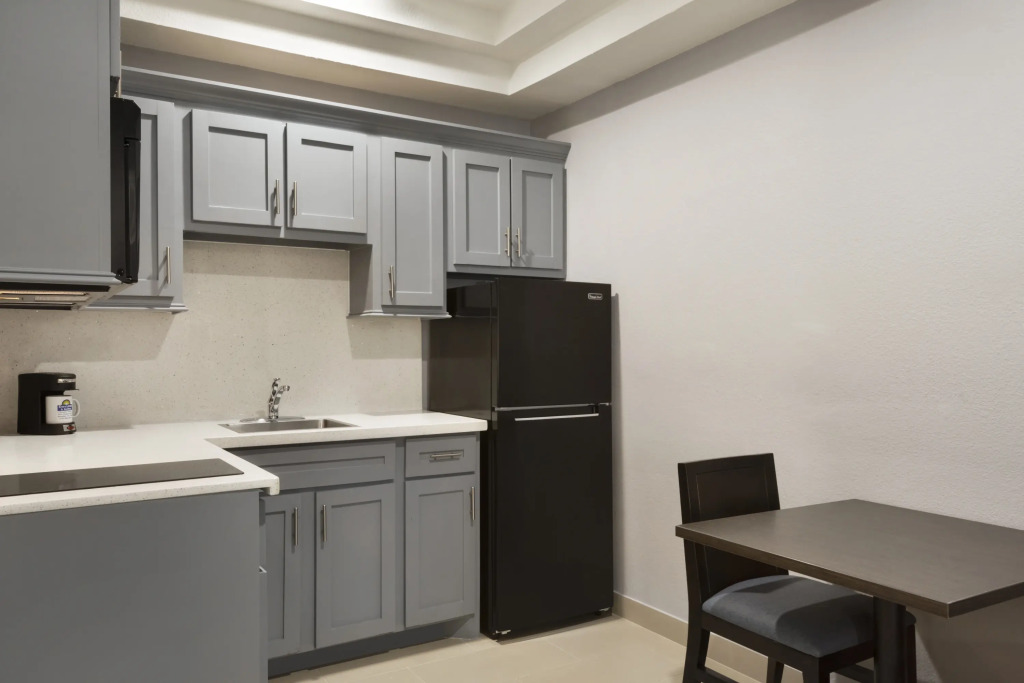 Days Inn & Suites by Wyndham Houston Hobby Airport