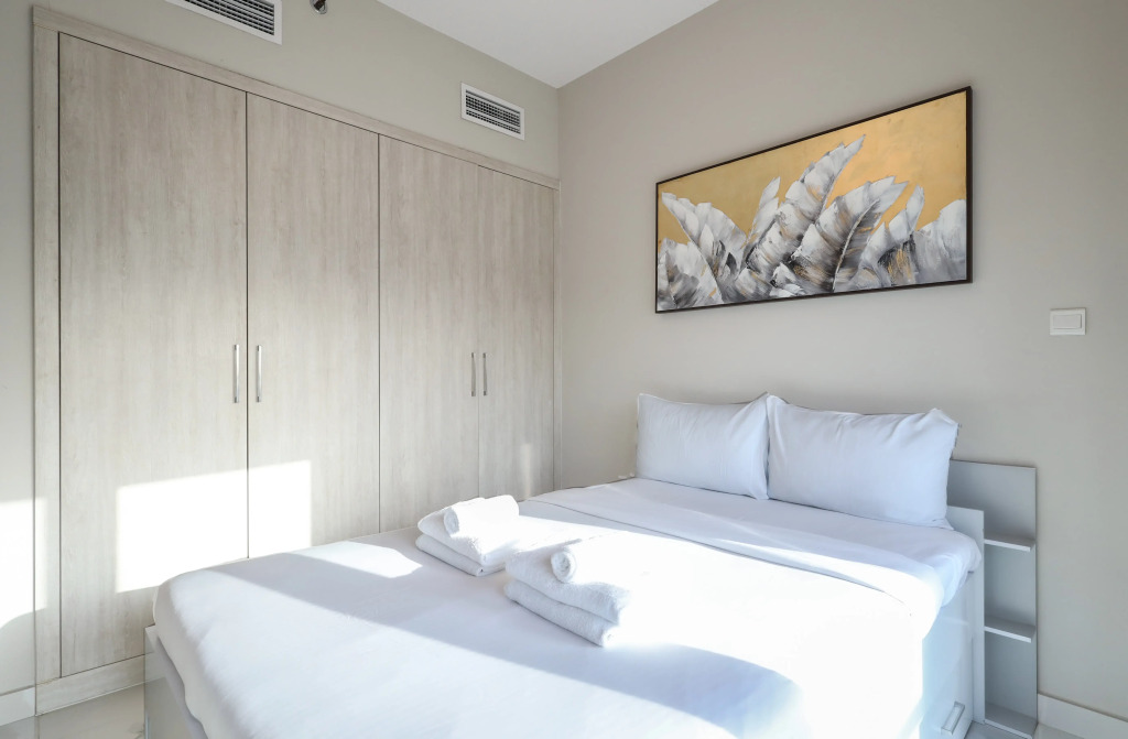 Elite LUX Holiday Homes - Cozy 2BR Getaway – Minutes from Expo City, Dubai