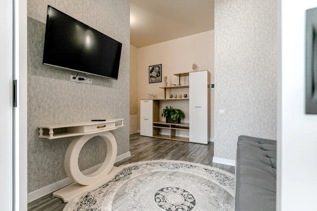 Oliviia Iriny Savelyevoy V Parke U Doliny Roz I Krasnogo Solnishka Apartments