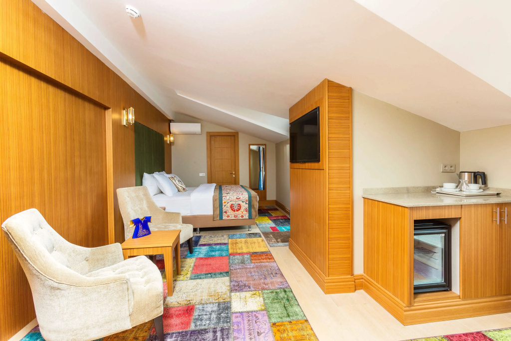 Obelisk Hotel & Suites