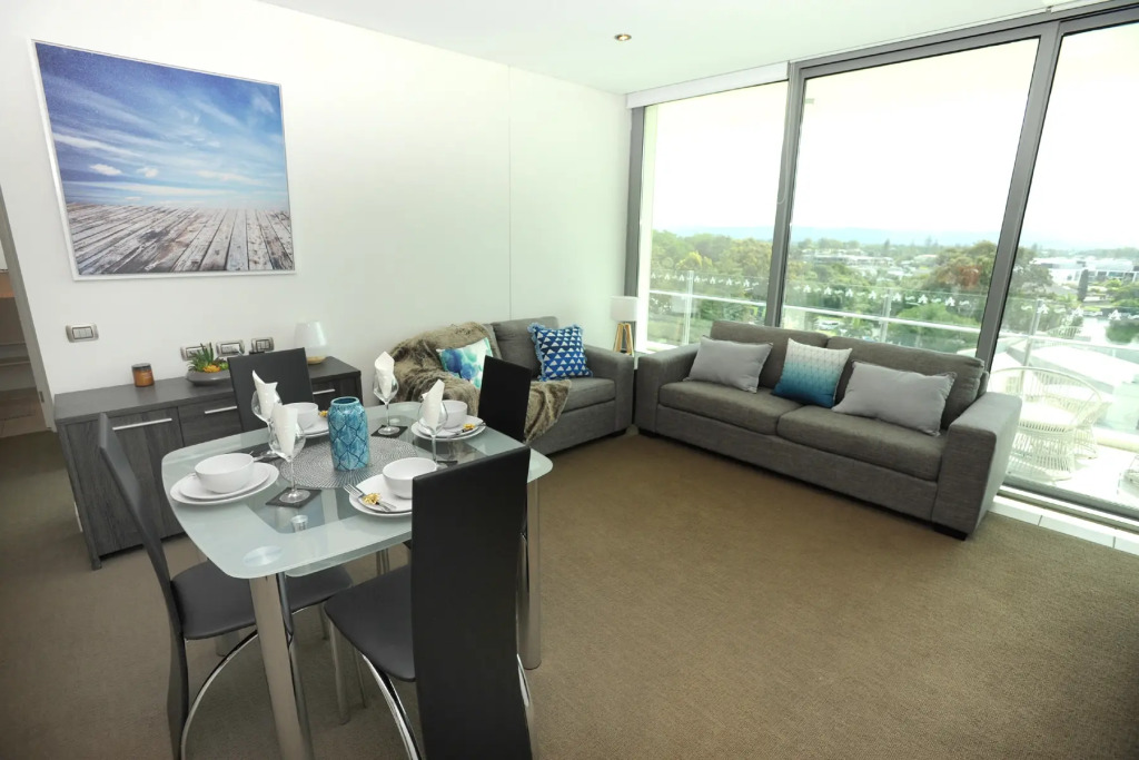 Апартаменты Modern Apartment with Resort Style Living Surfers Paradise