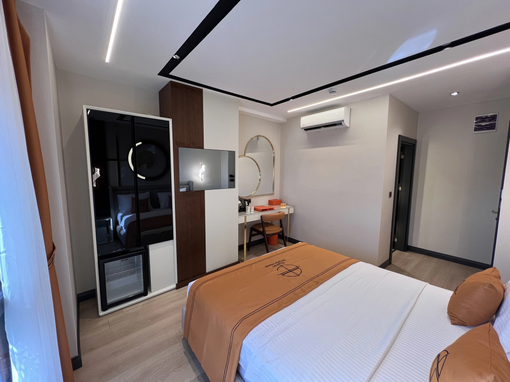 Elysian Airport Hotel & Restaurant